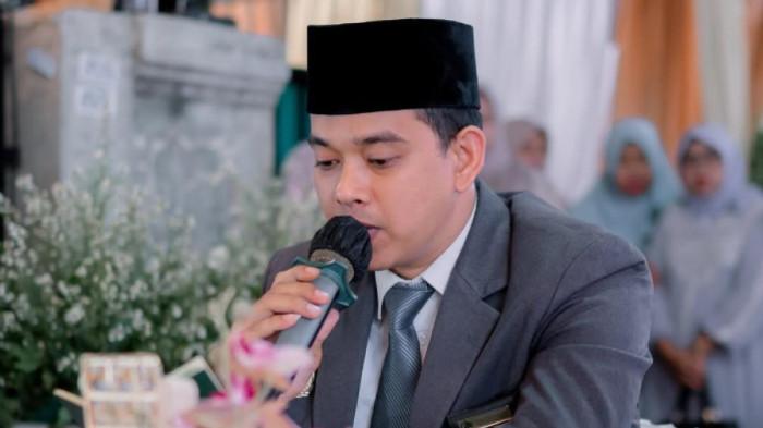 PENGHULU VIRAL - Muhammad Zidni Ilmi sempat menimba ilmu di Pondok Pesantren La Tansa, Banten. Ia kemudian berkuliah di Universitas Al Azhar, Kairo, Mesir.