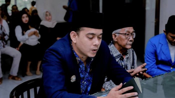 PENGHULU VIRAL - Muhammad Zidni Ilmi adalah penghulu yang viral di media sosial karena kemampuannya menggunakan beberapa bahasa saat momen akad nikah. Ia merupakan lulusan Universitas Al Azhar Mesir. 