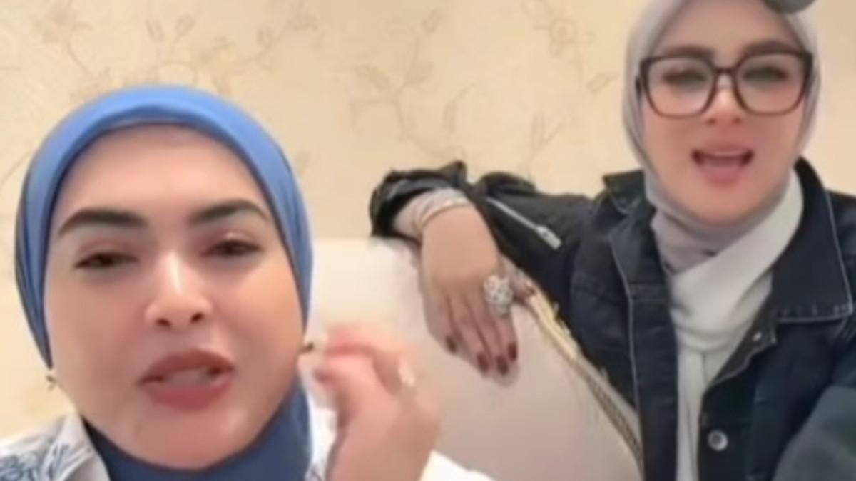 Syahrini yang tampil santai dengan jaket denim dan kacamata langsung duduk di samping Rani, tanpa sadar ia langsung dihadapkan pada dunia baru yang penuh dengan stiker, hadiah virtual dan interaksi cepat ala TikTok.