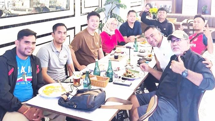 COACH IWAN SETIAWAN - Direktur Olahraga PT SOM Anggoro Prajesta bersama Manajer Tim Sriiwjaya FC Eko Saputro, eks Manajer SFC Fidesia Noor, makan baeng pelatih senior tanah air Coach Iwan Setiawan bersama putranya coach Gary Anggrana (pelatih kiper) yang datang ke TC Sriwijaya FC di Sawangan, Depok, Jawa Barat, Rabu (4/2/2026) persiapan menghadapi putaran ketiga Pegadaian Championship 2025/26. Turun hadir Asisten Pelatih Sriwijaya FC, Tedi Berlian, coach Joe Berry.