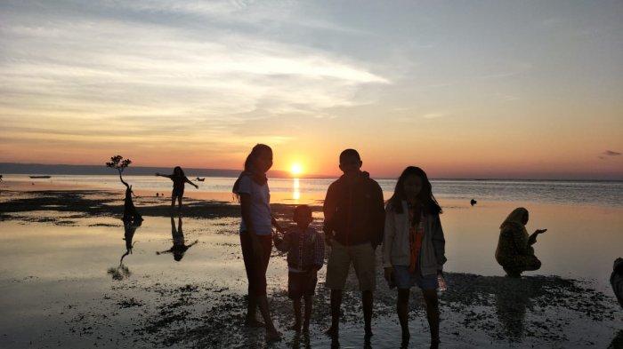 Warga sedang menikmati sunset di Pantai Walakiri, Sumba Timur, Pulau Sumba, NTT.