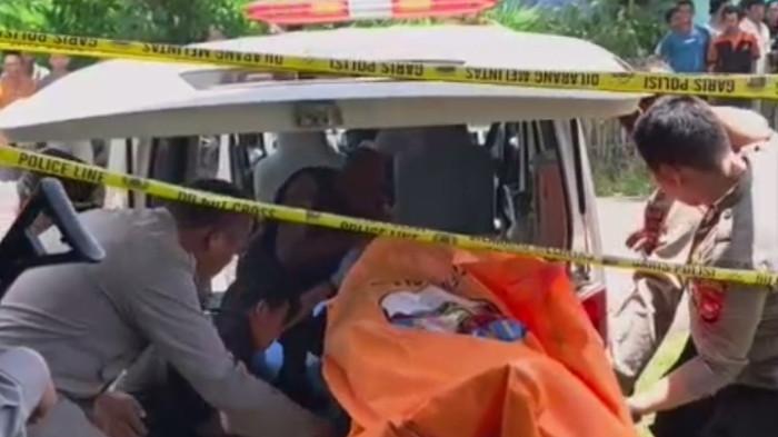 PENYELIDIKAN - Jenazah korban saat hendak dibawa ke RSUD Lebong pada Kamis (5/2/2026) siang. Polres Lebong hingga saat ini masih melakukan penyelidikan untuk mengetahui penyebab kematian korban.
