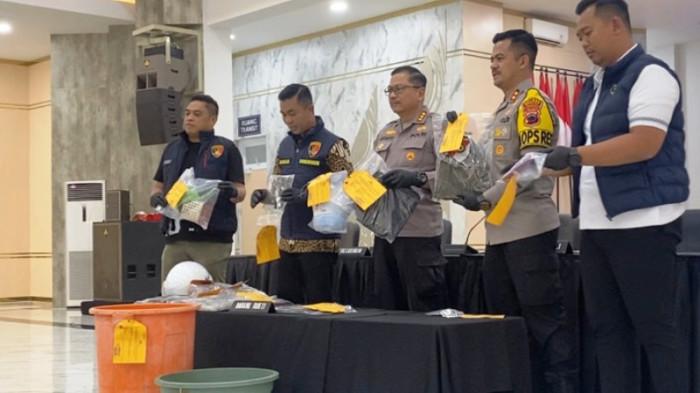 TUNJUKKAN BARANG BUKTI - Dirreskrimum Polda Jateng Kombes Pol Anwar Nasir, Kabid Humas Kombes Pol Artanto, dan Kapolres Boyolali AKBP Indra Maulana Saputra menunjukkan barang bukti terkait pembunuhan anak di Boyolali saat konferensi pers di Gedung Borobudur Mapolda Jateng, Kota Semarang, Jumat (6/2/2026). Barang bukti tersebut berkaitan dengan kasus pencurian dengan kekerasan yang dipicu kecanduan judi online dan menewaskan anak berusia enam tahun di Boyolali.