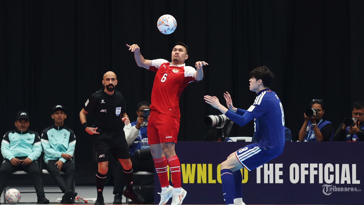 LOLOS FINAL - Pemain Timnas Futsal Indonesia, Samuel Eko (tengah) berebut bola dengan pemain Timnas Futsal Jepang pada semifinal AFC Futsal Asian Cup 2026 di Indonesia Arena, Senayan, Jakarta, Kamis (5/2/2026). Timnas Futsal Indonesia melaju ke final setelah menang 5-3 atas Jepang. TRIBUNNEWS/HERUDIN