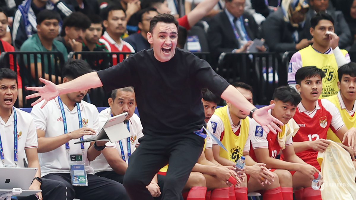 LOLOS FINAL - Aksi aktraktif pelatih Timnas Futsal Indonesia, Hector Souto, saat memberikan intruksi kepada pemainnya saat melawan Timnas Futsal Jepang pada semifinal AFC Futsal Asian Cup 2026 di Indonesia Arena, Senayan, Jakarta, Kamis (5/2/2026). Timnas Futsal Indonesia melaju ke final setelah menang 5-3 atas Jepang. TRIBUNNEWS/HERUDIN