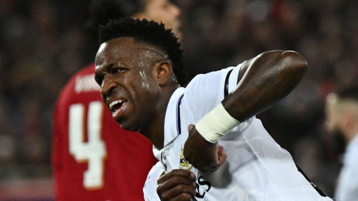 SELEBRASI VINICIUS JR - (Arsip 2023) Penyerang Real Madrid asal Brasil, Vinicius Junior, merayakan gol pertama timnya saat pertandingan sepak bola leg pertama babak 16 besar Liga Champions UEFA antara Liverpool dan Real Madrid di Anfield di Liverpool, barat laut Inggris pada 21 Februari 2023. (Photo by Paul ELLIS / AFP)