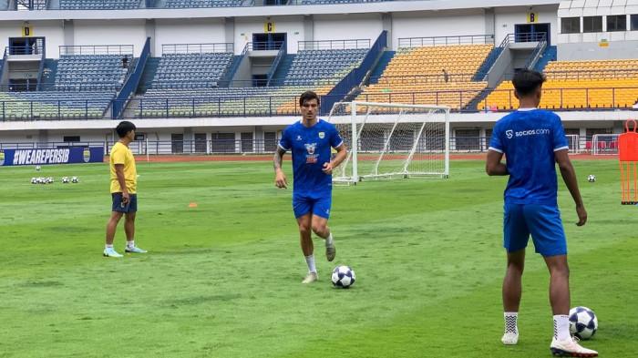 Penyerang anyar PERSIB asal Spanyol, Sergio Castel sudah bergabung dalam sesi latihan bersama di Gelora Bandung Lautan Api, Sabtu 7 Februari 2026.