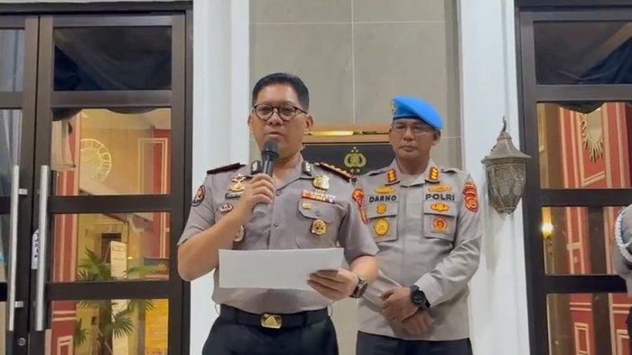 HASIL SIDANG ETIK - Kabid Humas Polda Jambi, Kombes Pol Erlan Munaji, menyampaikan hasil sidang etik pemecatan Bripda Samson dan Bripda Nabil, Jumat (6/2/2026) malam.