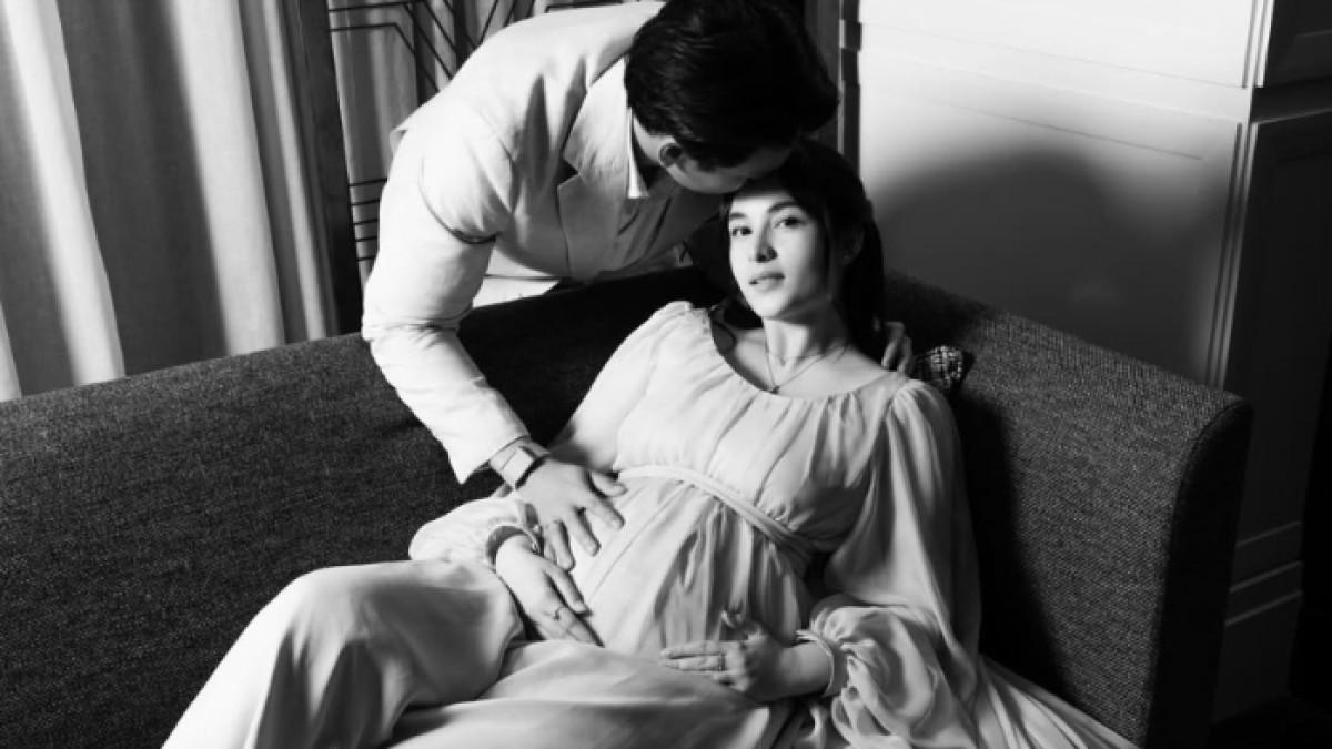 CHELSEA ISLAN HAMIL - Chelsea Islan hamil anak pertama. Ia dan Rob Clinton bakal dikaruniai buah hati setelah 4 tahun menikah.