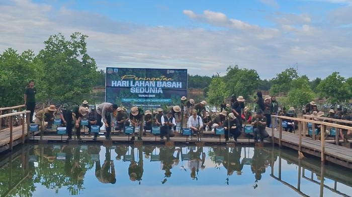 TANAM MANGROVE - Secara simbolis oleh rombongan Menhut RI bersama Gubernur Kaltara di Dusun Siandau, Desa Liagu, Bulungan, Provinsi Kaltara hari ini, Sabtu (7/2/2026) saat tiba langsung melakukan penanaman bibit mangrove masih dalam rangkaian Hari Lahan Basah Sedunia.