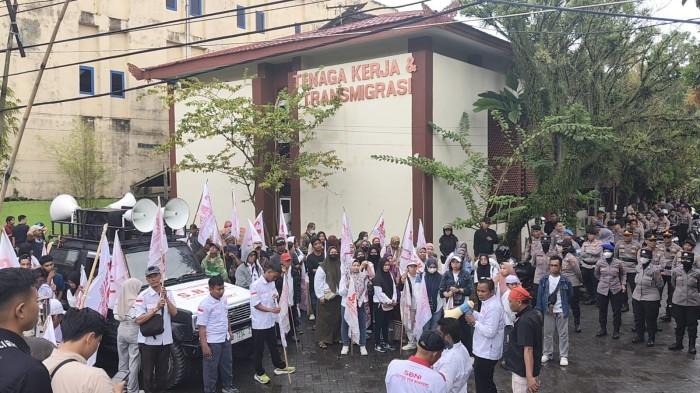 Serikat Buruh Nasional Indonesia (SBNI) menyampaikan aspirasi di depan Kantor Disnakertrans 01