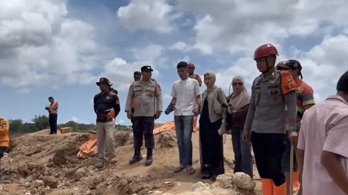 KELUARGA SOLEH - Pihak keluarga Soleh saat tiba di TKP insiden longsor di kawasan eks Tambang Pondi, Pemali, Bangka, Sabtu (7/2/2026). Soleh menjadi korban terakhir yang ditemukan dan dievakuasi dalam kondisi meninggal dunia di hari keenam pencarian sesaat setelah pihak keluarga tiba dari Banten.