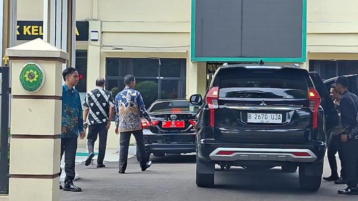 OTT PN DEPOK - Ketua Pengadilan Tinggi Bandung, Hery Supriyono mendatanga PN Depok pada Jumat (6/2/2026). Tampak mobil dinas B 5 miliknya terparkir di halaman PN Depok. (TribunnewsDepok.com/M Rifqi Ibnumasy)