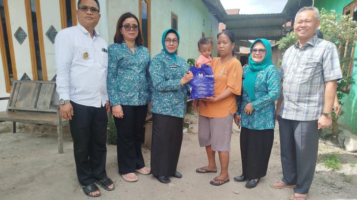 BANTUAN DINSOS - Pemerintah Kabupaten Sigi menyalurkan bantuan kepada warga terlantar, bayi stunting, serta lanjut usia kurang mampu di Desa Gimpu, Kecamatan Kulawi Selatan. Bantuan tersebut diserahkan langsung Bupati Sigi Rizal Intjenae bersama Wakil Bupati Samuel Yansen Pongi sebagai bentuk respons cepat pemerintah daerah terhadap laporan kondisi sosial masyarakat, Jumat (6/2/2025).