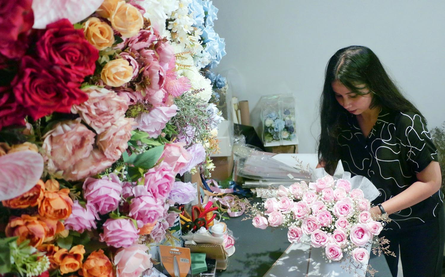 VALENTINE DAY - Pekerja sedang merangkai buket bunga di workshop Georgia Florist, Jalan Zebra V No 1 Pedurungan, Semarang, Jumat (31/1/2025). Georgia Florist memberikan promo diskon hingga Rp 20 ribu di setiap pembelian bunga segar untuk Valentine's Day atau Hari Kasih Sayang. Bunga segar dibanderol mulai dari Rp 100 ribu dengan ukuran medium. Pelanggan bisa pesan sesuai katalog yang tersedia di Instagram @thegeorgia.smg dan bisa memilih ukuran hingga jenis bunga yang diinginkan untuk rangkaian buket dari Georgia Florist Semarang. (Tribun Jateng/Hermawan Handaka)