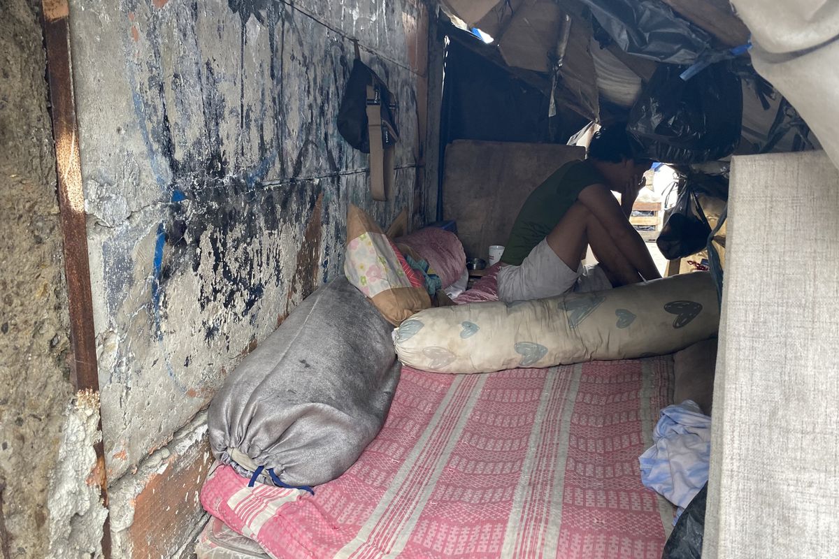 Kondisi bagian dalam hunian terpal yang sempit dan hanya beralaskan kasur bekas menjadi tempat istirahat warga di belakang Stasiun Tanah Abang, Jakarta Pusat, Kamis (5/2/2026).