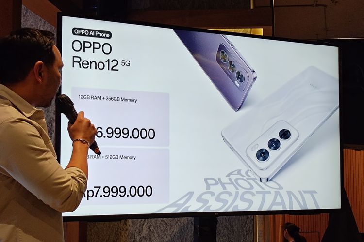 Head of Public Relations Oppo Indonesia, Arga Bima, mengumumkan harga Oppo Reno 12 Series 5G di Indonesia, pada Rabu (31/7/2024). 