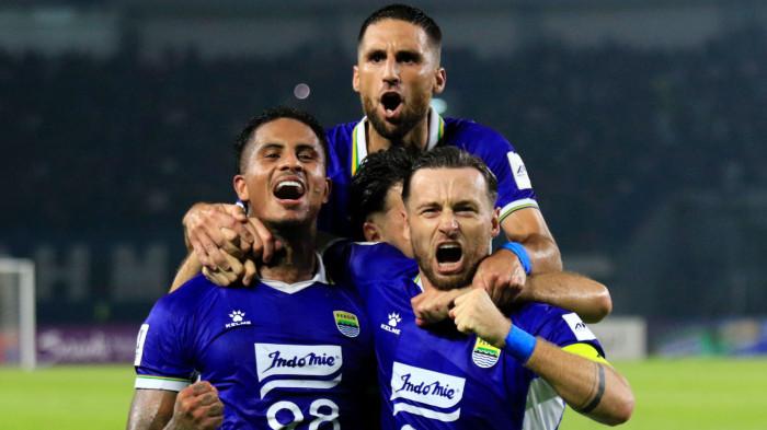 MERAYAKAN GOL - Penyerang Persib Bandung asal Brasil, Ramon Tanque merayakan gol bersama Marc Klok dan Luciano Guaycochea setelah berhasil mencetak gol ke gawang Bangkok United di Stadion Gelora Bandung Lautan Api (GBLA) pada matchday keenam AFC Champions League Two (ACL 2) 2025/2026, Rabu (10/12/2025). Gol tunggalnya membawa Persib Bandung lolos ke babak 16 besar sebagai juara grup.