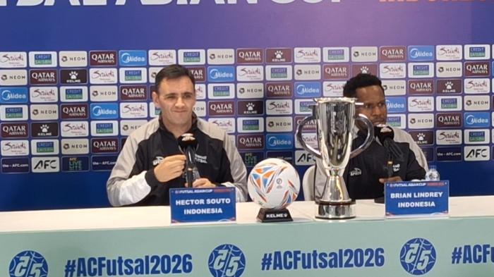 TETAP OPTIMISTIS - Pelatih Timnas Futsal Indonesia, Hector Souto bersama pemainnya, Brian Ick saat melakukan sesi konferensi pers jelang laga final Piala Asia Futsal 2026 kontra Iran, Indonesia Arena, Senayan, Jakarta, Jumat (6/2/2026). Tribunnews/Abdul Majid