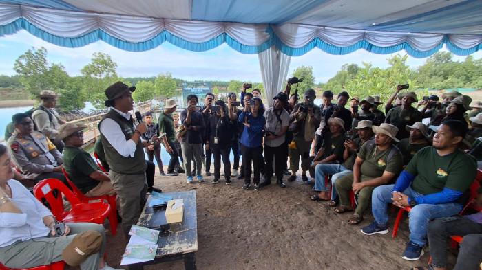 DISKUSI DENGAN PETAMBAK - Kala warga kelompok petambak curhat kepada Menhut RI terkait informasi hoaks beredar setelah tanam mangrove, warga khawatir pemerintah ambil alih lahan.