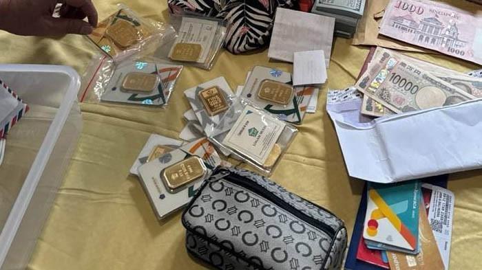 BARANG BUKTI – Penampakan barang bukti yang disita KPK dari kasus dugaan suap dan gratifikasi terkait importasi barang di Direktorat Jenderal Bea Cukai.