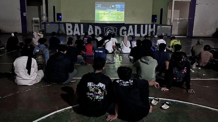 NOBAR PSGC VS BANTUL - Suasana Nobar babak Play Off antara PSGC Ciamis melawan Persiba Bantul di Gelanggang Galuh Taruna Ciamis bergemuruh layaknya di Stadion Bola, Sabtu (7/2/2026) sore.