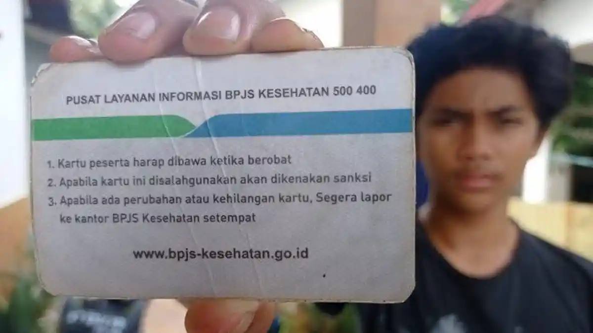 PBI BPJS DINONAKTIFKAN - Ilustrasi seorang peserta BPJS menunjukkan tampak belakang kartu layanan BPJS Kesehatan. Penonaktifan mendadak status Penerima Bantuan Iuran (PBI) BPJS Kesehatan di sejumlah wilayah Jawa Barat memicu keresahan warga. (TRIBUNKALTIM.CO/DWI ARDIANTO) 