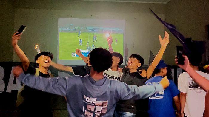 BALAD GALUH EMOSIONAL - Momen emosional yang dirasakan suporter PSGC yang tergabung dalam Balad Galuh usai PSGC Ciamis menang melawan Persiba Bantul, dengan begitu PSGC dipastikan lolos ke Liga 2, Sabtu (7/2/2026).