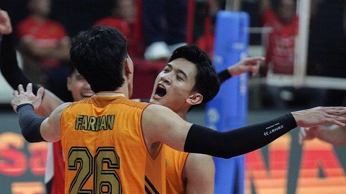 HASIL PROLIGA 2025 - Pevoli Jakarta Bhayangkara Presisi, Alfin Daniel Pratama berselebrasi dengan Farhan Halim (kiri) setelah mendapatkan poin saat melawan tim voli putra Palembang Bank SumselBabel dalam seri ketiga Final Four Proliga 2025 di Gor Sritex Arena, Solo, Jumat (2/5/2025). Bhayangkara Presisi melaju ke Grand Final Proliga 2025 setelah mengalahkan SumselBabel 3-0 (25-21, 25-11, 25-22). TRIBUNNEWS/Muhammad Nursina