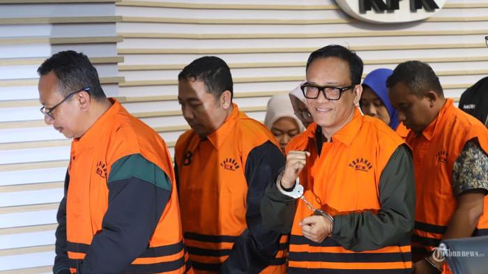 KEKAYAAN IRVIAN BOBBY - Wamenaker) Immanuel Ebenezer alias Noel bersama tahanan lainnya mengenakan rompi orange dan tangan terborgol berada di ruang konferensi pers di Gedung Komisi Pemberantasan Korupsi (KPK), Jakarta Selatan, Jumat (22/8/2025).