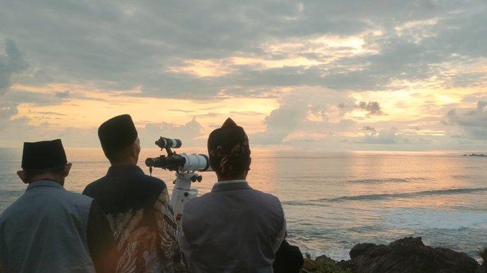 PENGAMATAN HILAL -  Suasana detik-detik terakhir pengamatan hilal dan sidang petugas BHRD Kabupaten Pangandaran dengan pengadilan agama Ciamis di Pasirlasih Kesikluhur Cimerak, Jumat (28/2/2025) sore.