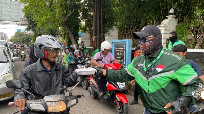 Mitra Grab Ngabuburit dengan Bagikan Ratusan Takjil di Cirebon