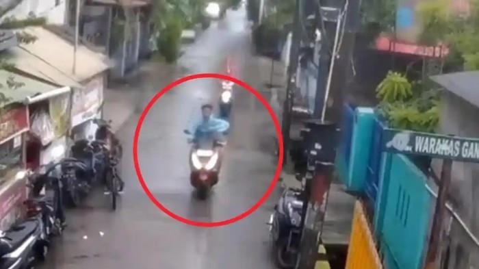 RENCANAKAN PEMBUNUHAN-  Abdullah Syauqi bawa panci yang digunakan untuk untuk wadah racun tikus yang digunakan untuk merecuni, ibu, kakak dan adiknya. Pelaku tega membunuh ketiganya karena merasa diperlakukan berbeda dan kerap dimarahi.