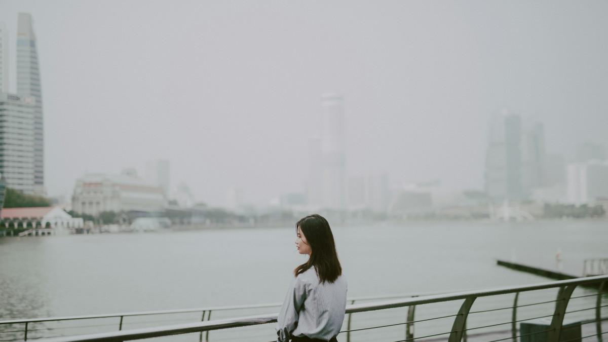 Wisatawan yang menikmati solo traveling di Singapura.