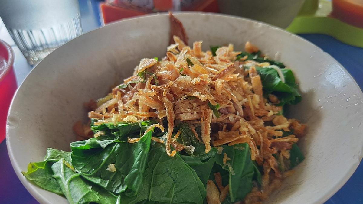 Seporsi mie ayam pangsit buat makan siang di dekat Stasiun Sudirman Jakarta Pusat