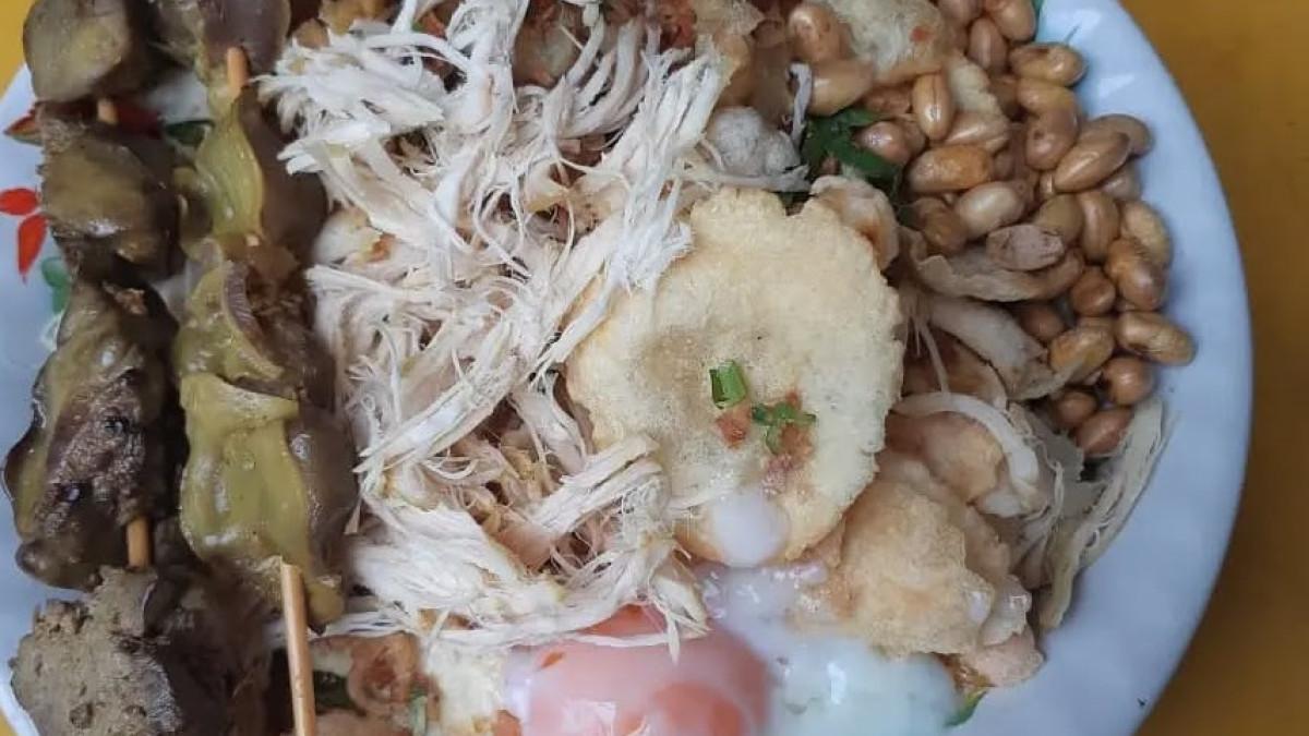 Bubur Ayam Sunda, satu tempat makan siang enak dan murah dekat Stasiun Sudirman Jakarta Pusat.