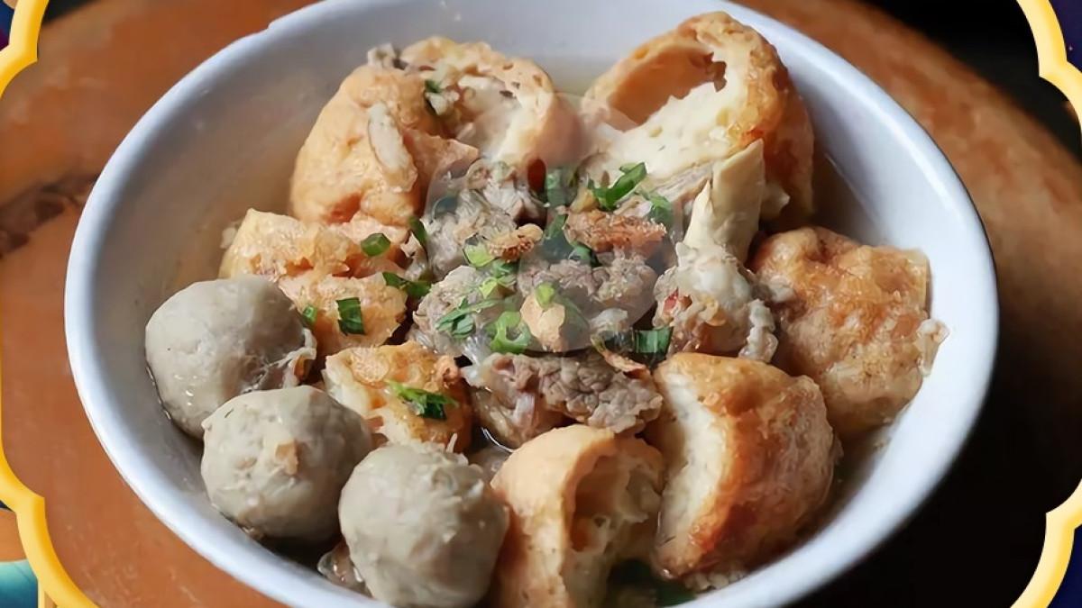 Bakso Solo Rindu Malam, satu tempat makan siang dekat Kebun Binatang Surabaya yang bisa kamu coba.