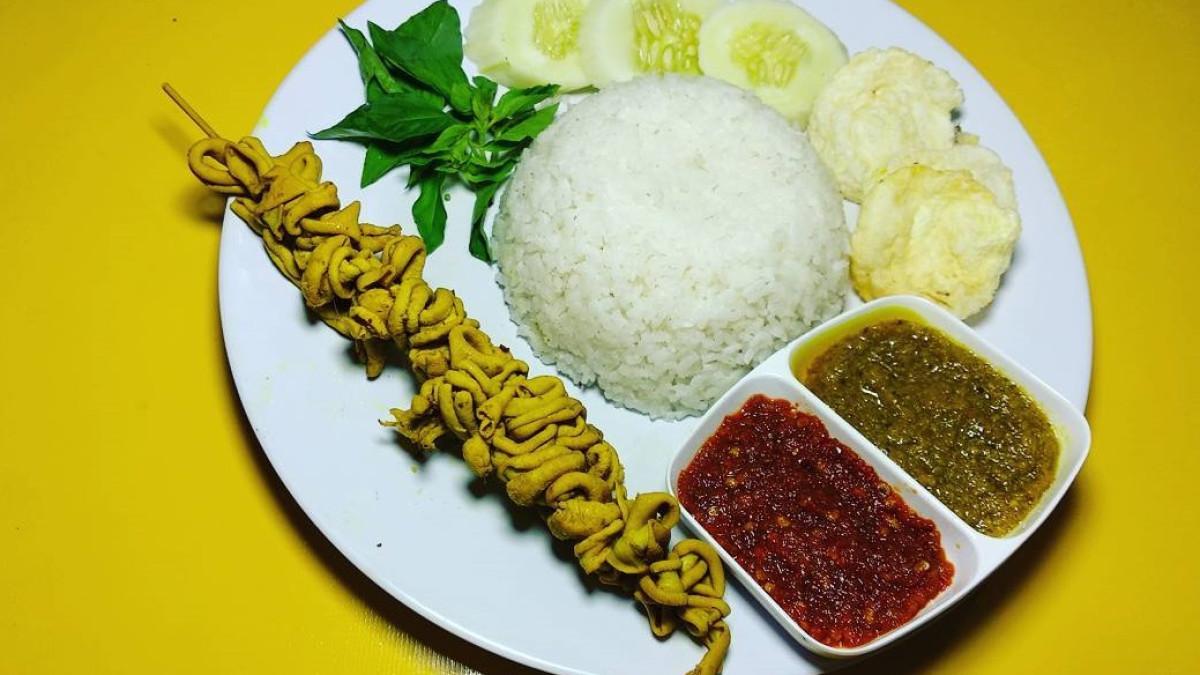 Rohmat Nasi Uduk, satu tempat makan siang dekat Kebun Binatang Surabaya yang bisa kamu coba.
