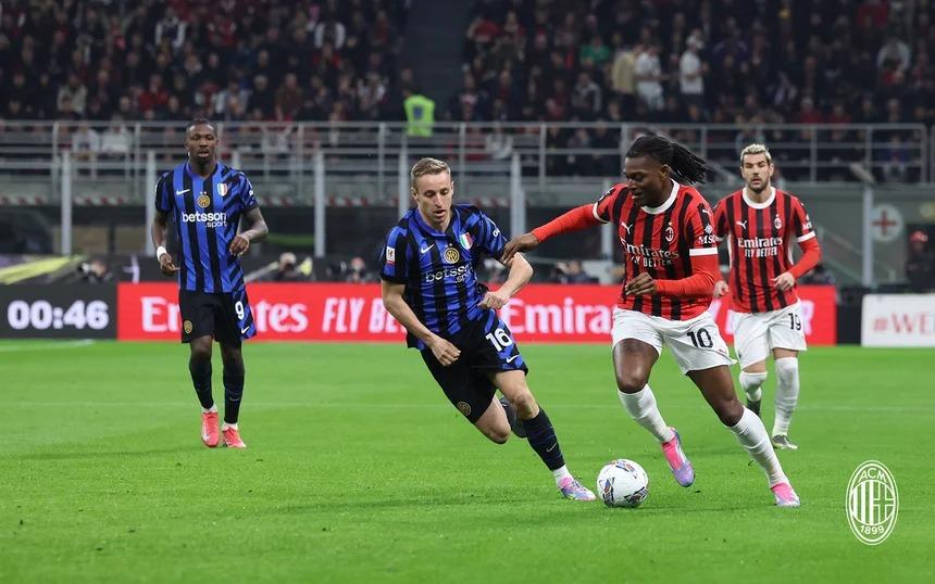 DERBY MILAN - Pemain AC Milan Rafael Leao mencoba melewati pemain Inter Milan Davide Frattesi dalam laga leg pertama Coppa Italia 2024/2025, 3 April 2025. (Website AC Milan - 21/4/2025)