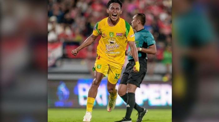 SELEBRASI - Pemain Persebaya, Alfan Suaib,melakukan selebrasi setelah menjebol gawang Bali United di Stadion Kapten I Wayan Dipta, Bali, Sabtu (7/2/2026) malam ini. Laga berakhir 1-3 untuk Persebaya Surabaya.