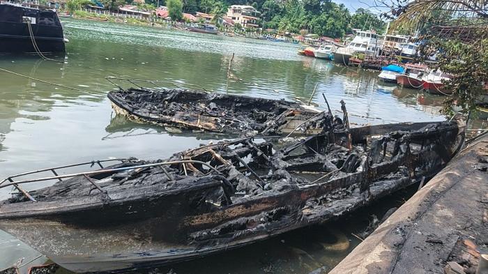 KEBAKARAN TIGA SPEDBOAT - Penampakan spedboat yang terbakar di Jalan Batang Arau, Samping mentawai Fast, Kelurahan Berok Nipah, Kecamatan Padang Barat, Kota Padang, Sabtu (7/2/2026). Kasi Pusdalops Damkar Padang, Sutopo sebut kerugian ditaksir Rp1,5 miliar.
