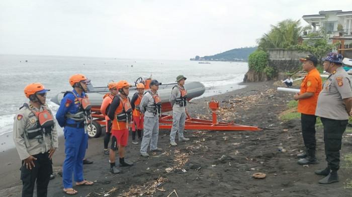 PENCARIAN - Proses pencarian Nengah Sarem yang tak kunjung kembali sejak Jumat untuk melaut.(Istimewa/Pencarian dan Pertolongan Denpasar)