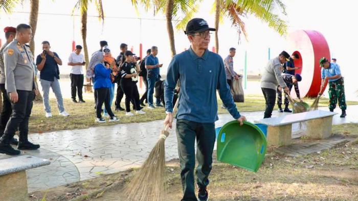 WALIKOTA BATAM - Walikota Batam, Amsakar Achmad turun langsung memimpin aksi gotong royong kebersihan di kawasan wisata Pantai Ocarina, Batam Center, Sabtu (7/2/2026). Kegiatan ini merupakan langkah konkret Pemerintah Kota (Pemko) Batam dalam menindaklanjuti arahan Presiden Republik Indonesia Prabowo Subianto terkait peluncuran Gerakan Indonesia ASRI (Aman, Sehat, Resik, dan Indah) secara nasional.