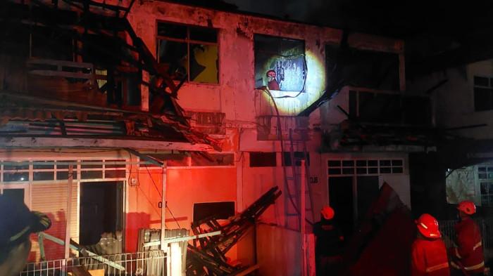 KEBAKARAN KARIMUN - Dua unit bangunan dua tingkat mengalami kebakaran di Kawasan Villa Kecamatan Tebing Kabupaten Karimun pada Sabtu (7/2/2026) dini hari