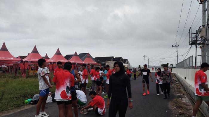 ANTUSIAS : Suasana pagi menjelang pelaksanaan RS BHC Run 2026 di Kabupaten Sumenep, Madura, berlangsung semarak. Antusiasme peserta terlihat sejak sebelum matahari terbit, Minggu (8/2/2026).(foto/Hanggara Pratama)