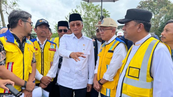 TINJAU LUBANG BESAR - Menteri Pekerjaan Umum (PU) Dody Hanggodo saat meninjau lokasi runtuhan tanah yang menyerupai sinkhole di kawasan Pondok Balek, Kecamatan Ketol, Kabupaten Aceh Tengah, Jumat (6/2/2026).