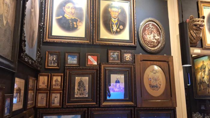 BUKA RESTORAN - Musisi Ahmad Dhani membuka restoran Javarock Dewa 19 Restography di Jakarta. Salah satu bagian ruangan terdapat koleksi foto raja-raja Jawa.