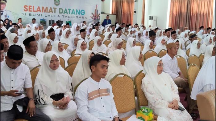 MANASIK HAJI - 226 Calon Jamaah Haji (CJH) mengikuti manasik di Aula A Kantor Bupati Mateng, Jl Tammauni Pue Ballung, Desa Tobadak, Kecamatan Tobadak, Kabupaten Mamuju Tengah, Sulawesi Barat, Sabtu (7/2/2026). (Sandi/Tribun)