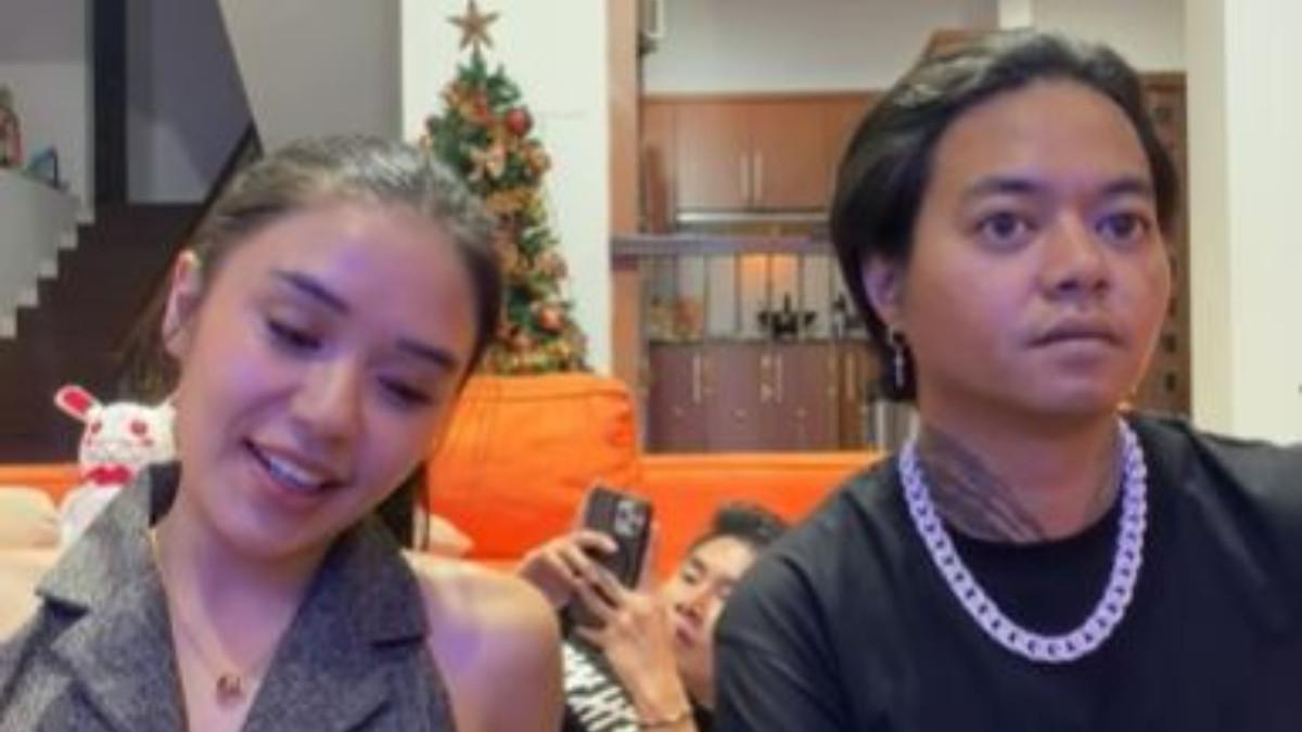 MENINGGALNYA ARTIS - Momen kebersamaan Lula Lahfah dan Reza Arap saat membuat konten viral At Least.