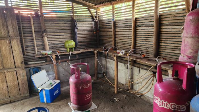 PENGOPLOS GAS -- Tim Ditreskrimsus Polda Babel menggerebek sebuah gudang pengoplos gas elpiji 3 kilogram subsidi di Sungaliat Kabupaten Bangka. Tersangka Fa alias Ijal beserta barang bukti ketika diamankan di Mapolda Babel, Jumat (6/2/2026).